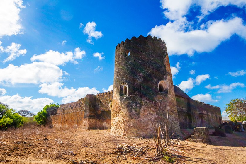 Cette photographie montre Le fort de Siyu sur l'Ile Pate. On y voit au premire plan une tour ronde noircie par le temps, avec des meurtrières.