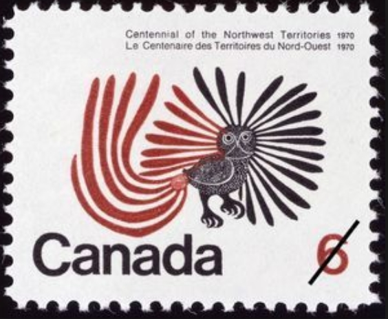 Cette image montre un timbre réalisé pour le centenaire des Territoires du Nord-Ouest canadien, reprenant le dessins The enchanted owl de Kenojuak Ashevak. Le dessin montre un oiseau stylisé de profil, aux très longues plumes rouges et noires.