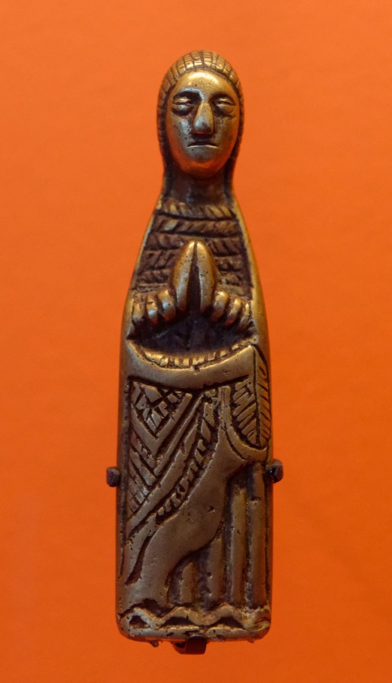 Cette photographie montre un pendentif représentant la Vierge, œuvre d'art de la cultre Kongo (18e siècle).