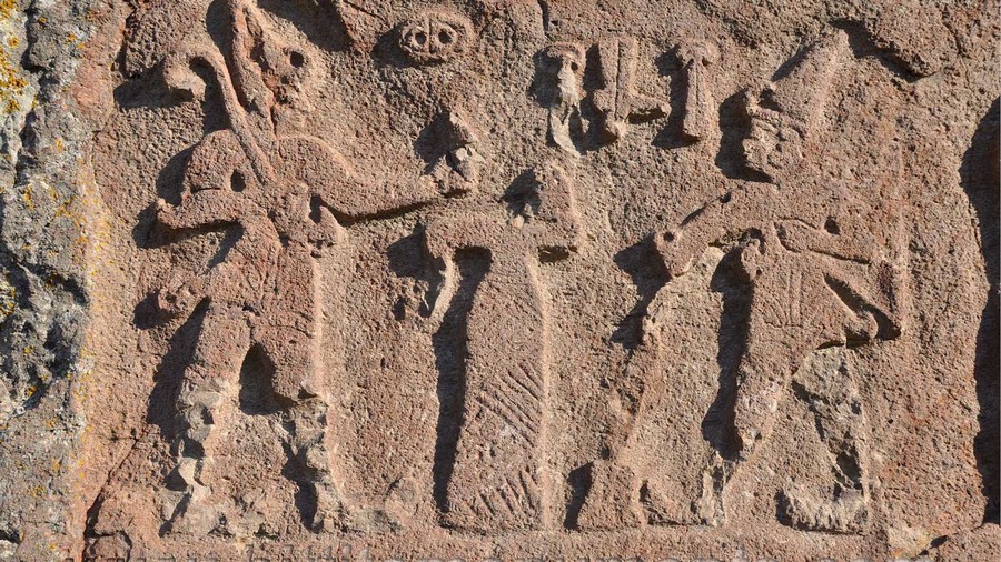 Ce bas-relief montre la reine Puduhepa rendant hommage à la déesse Hepat