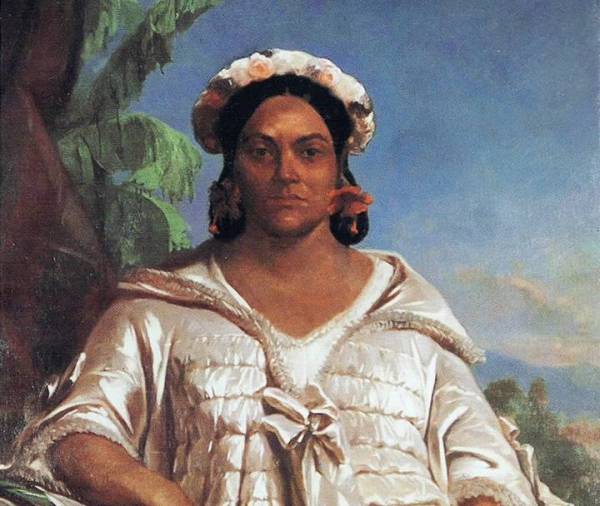 Cette image est une peinture de la reine Pomare IV par le peintre Charles Giraud. La reine est debout, vêtue d'une robe européenne sophistiquée couleur nacre. Elle a une coiffure élaborée, porte une couronne de fleurs et tient un éventail dans sa main droite.