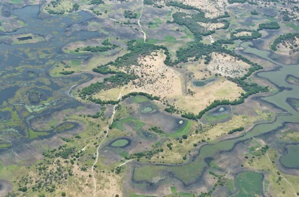 Cette photographie montre le lac Tchad en vue aérienne.