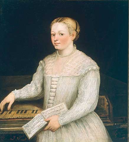 Cette image est un autoportrait de Marietta Robusti. La peintre est représentée debout devant un clavecin, des partitions à la main. Elle porte une riche robe blanche un collier de perles et ses cheveux blonds sont retenus dans une coiffure sophistiquée.