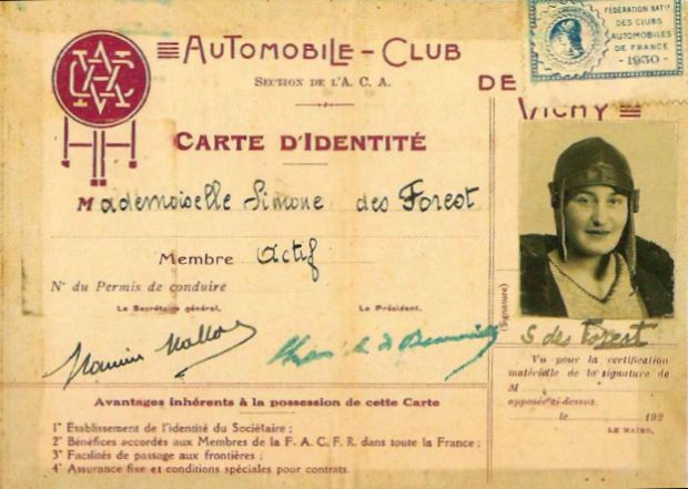 Cette image est la Licence 1930 de Simone des Forest à l’Automobile Club de Vichy. On y voit sa photo à droite.