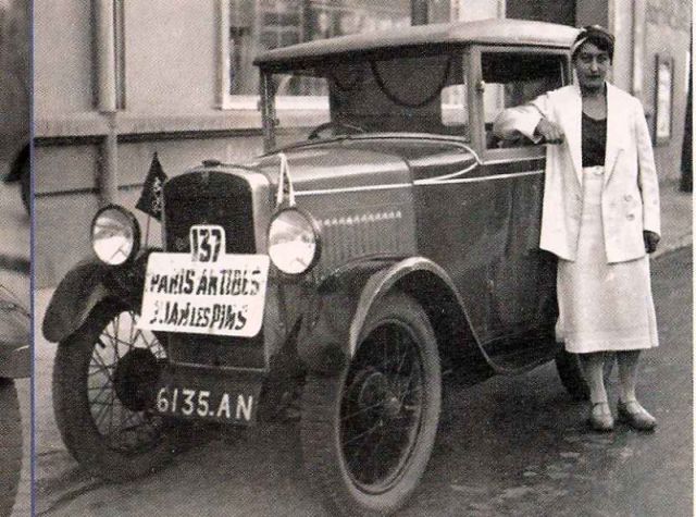Cette image montre Simone des Forest debout devant sa 4cv Rosengart, au Paris-Juan-les-Pins