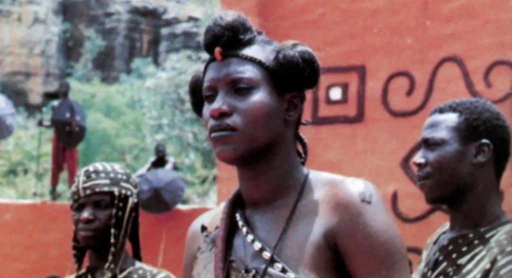 Cette image est extraite du film de Med Hondo consacré à Sarraounia, et montre l'actrice jouant la reine.